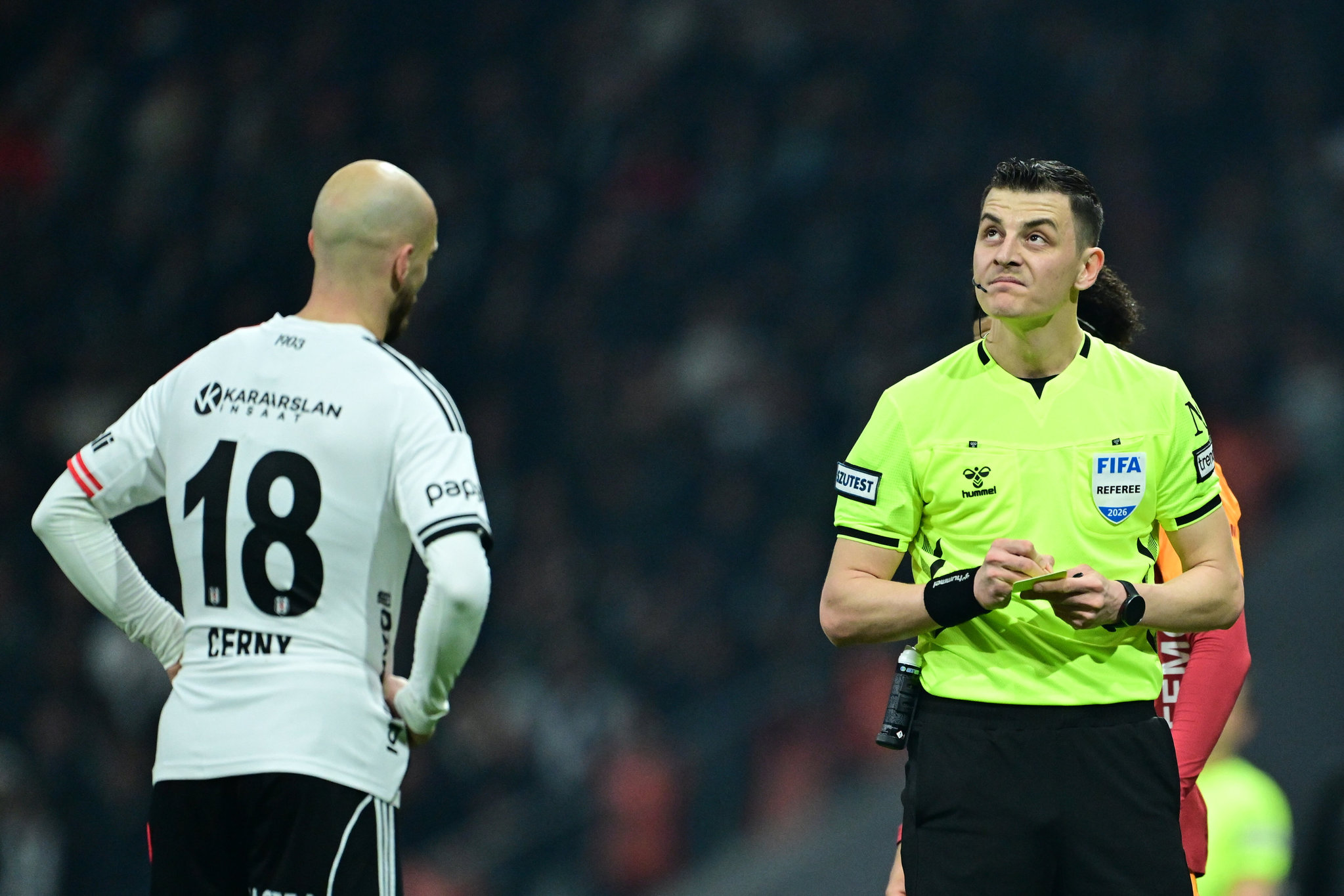 Ahmet Çakar’dan Beşiktaş-Galatasaray hakemine eleştiri: Mutlak ikinci sarı kartı es geçti!