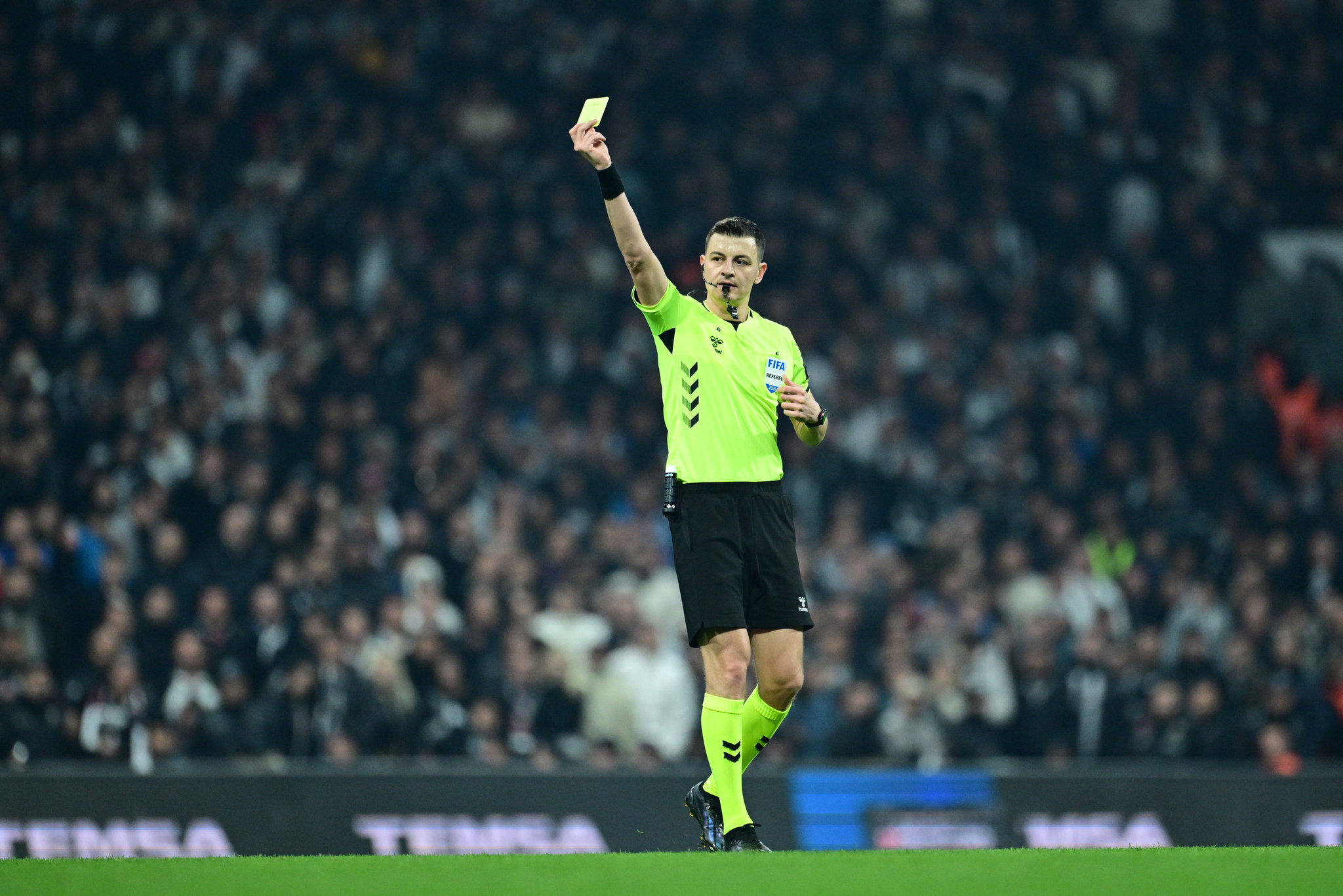 Ahmet Çakar’dan Beşiktaş-Galatasaray hakemine eleştiri: Mutlak ikinci sarı kartı es geçti!