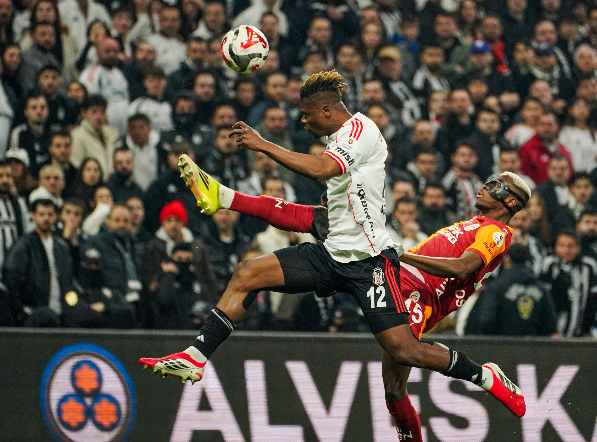 Ahmet Çakar’dan Beşiktaş-Galatasaray hakemine eleştiri: Mutlak ikinci sarı kartı es geçti!