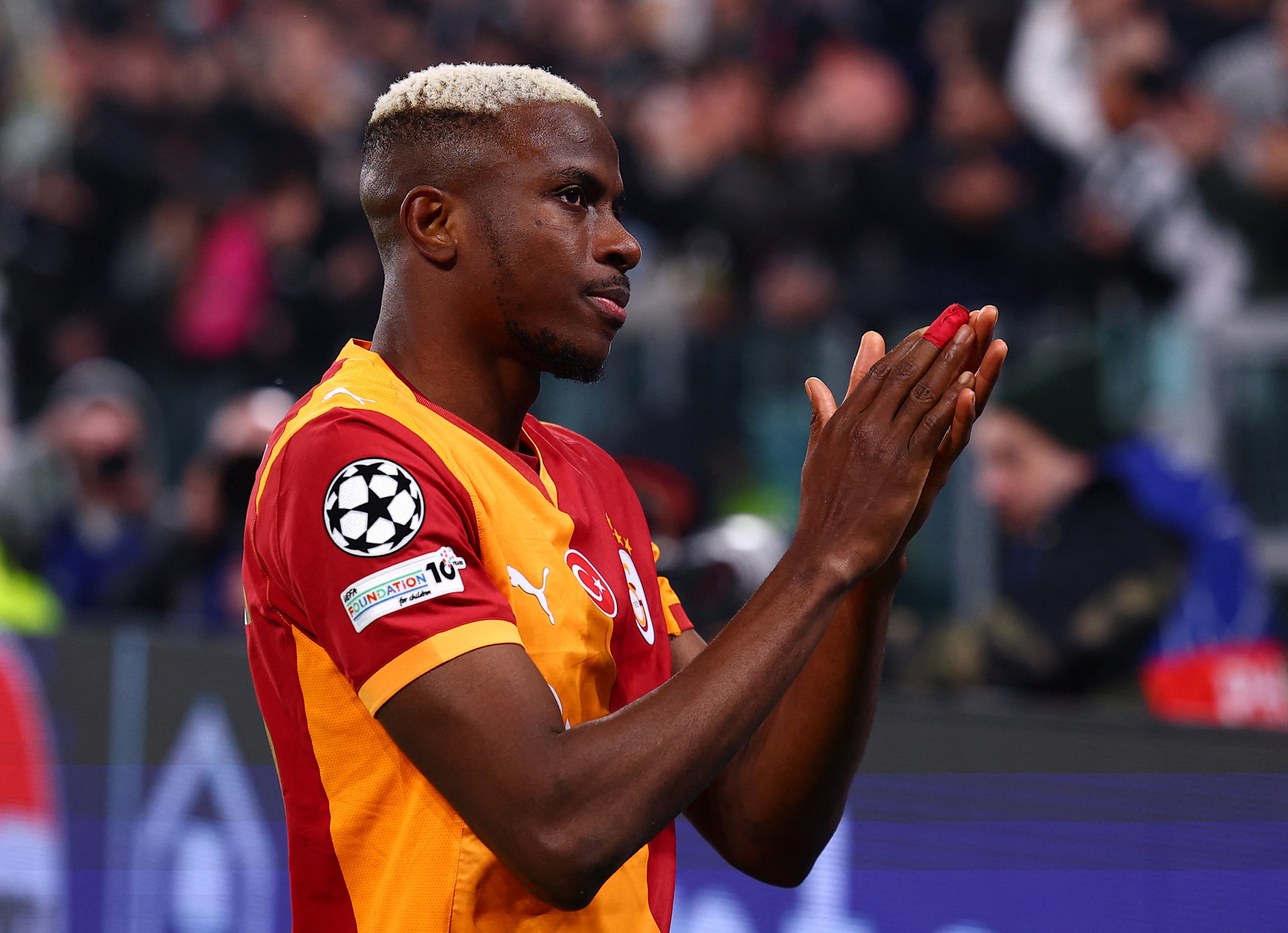 OSIMHEN REKOR PEŞİNDEŞampiyonlar Ligi'nde bu sezon Galatasaray formasıyla yedi gol atan Victor Osimhen, 8 gol ile bir Türk kulübü adına bir sezondaki en yüksek sayının sahibi olan Burak Yılmaz'ın rekorunu egale etmek için sahaya çıkıyor.