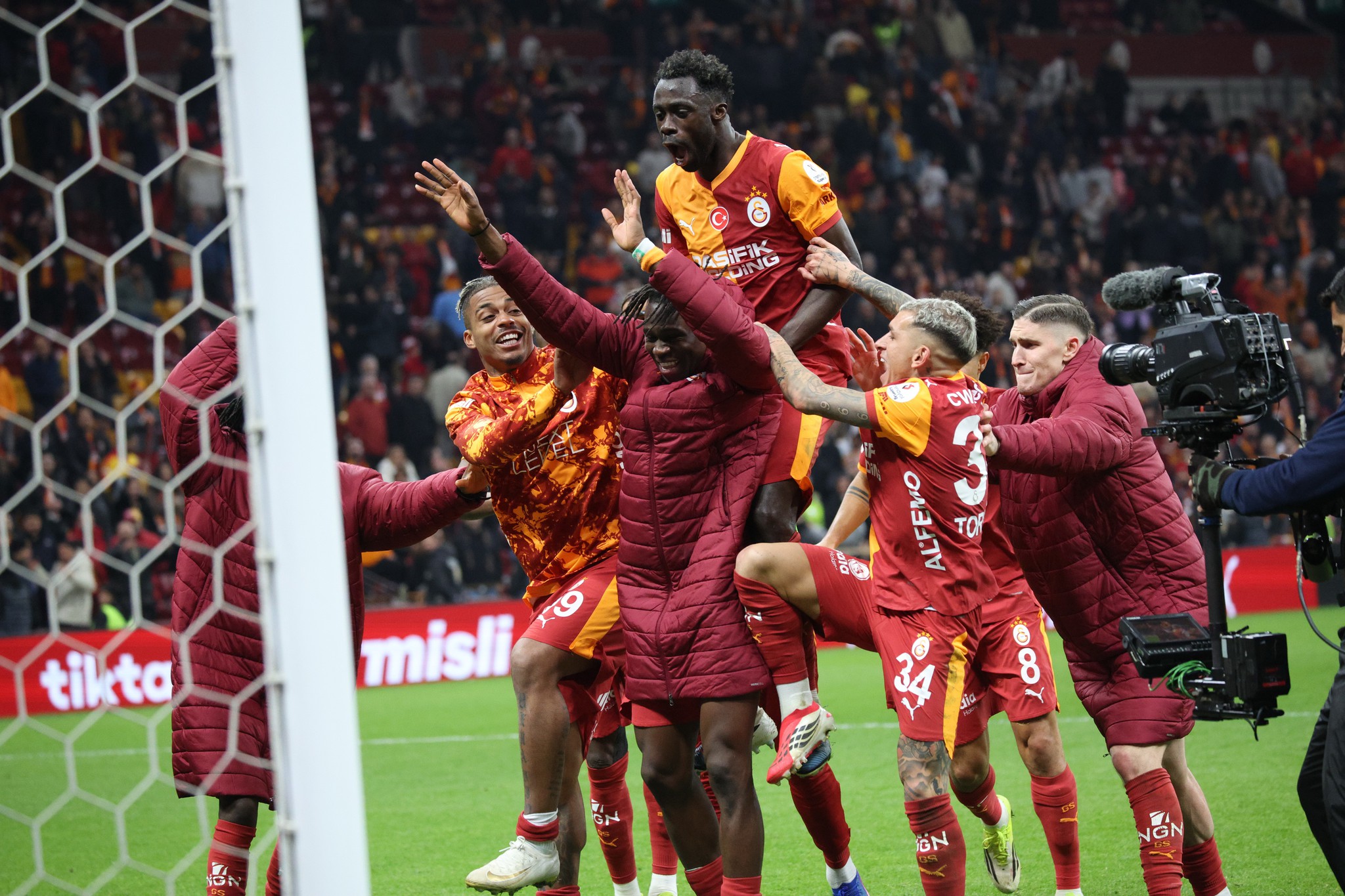 Galatasaray, Liverpool karşısında çeyrek final için sahada! İşte Okan Buruk’un 11’i