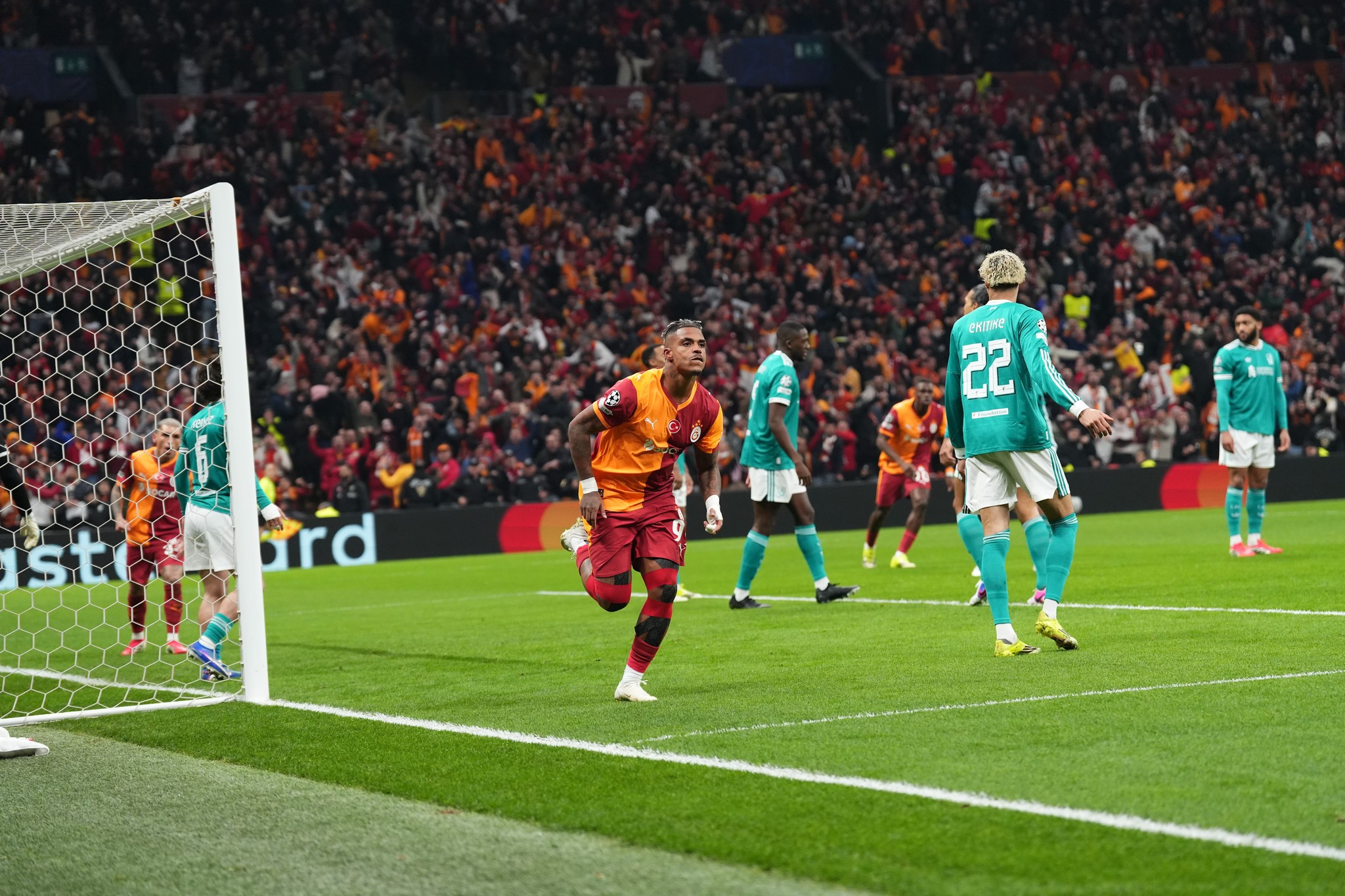 Galatasaray, Liverpool karşısında çeyrek final için sahada! İşte Okan Buruk’un 11’i