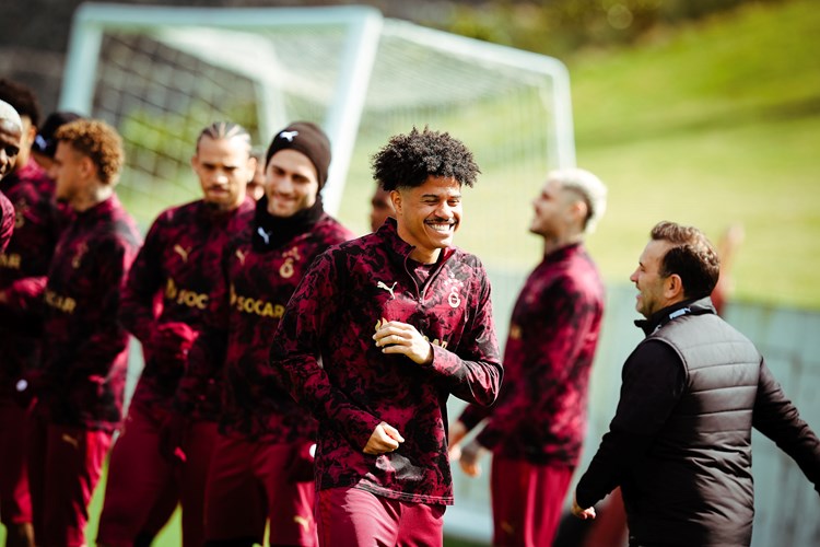 Galatasaray, Liverpool karşısında çeyrek final için sahada! İşte Okan Buruk’un 11’i