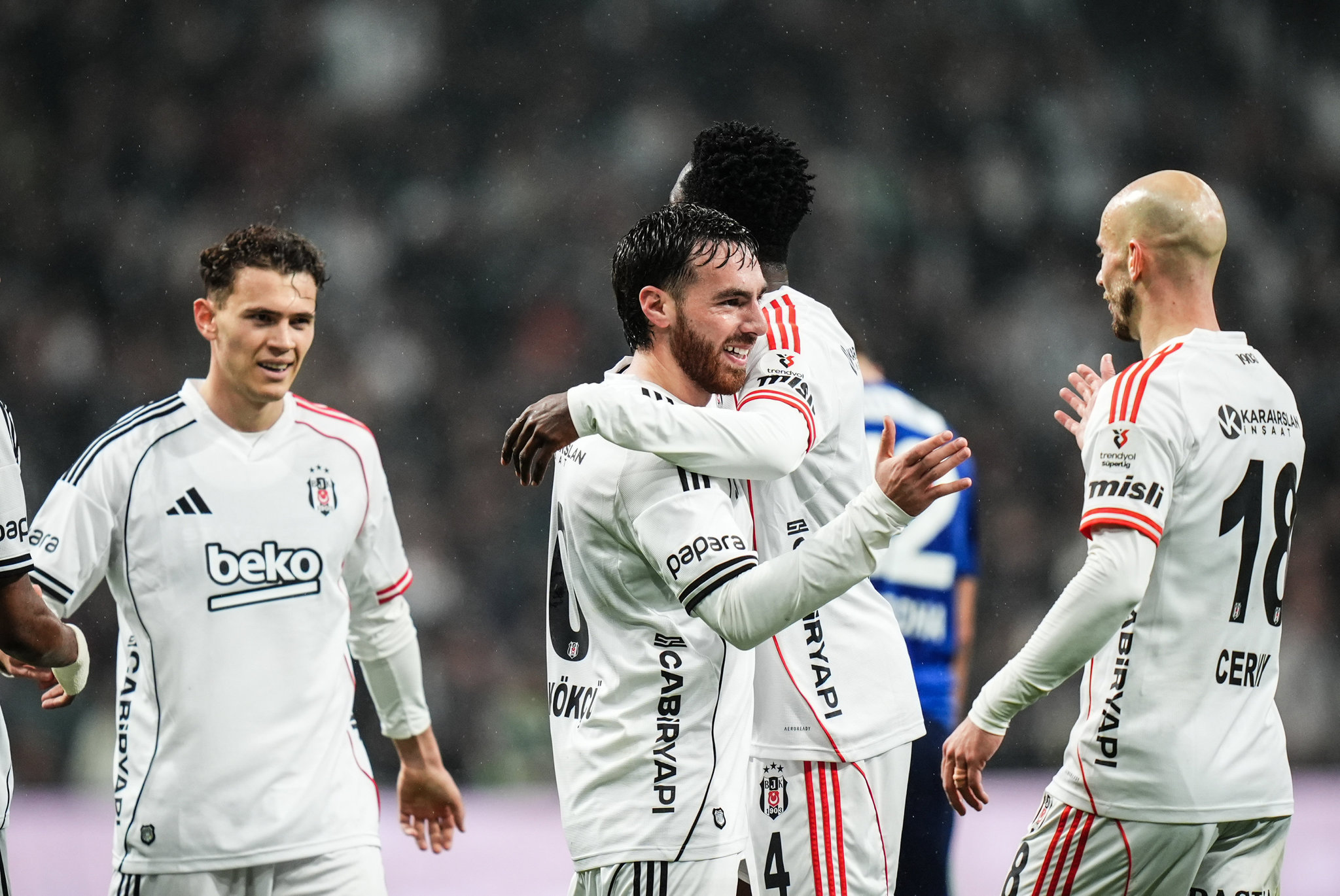İki usta yazardan Fenerbahçe-Beşiktaş derbisi yorumları!