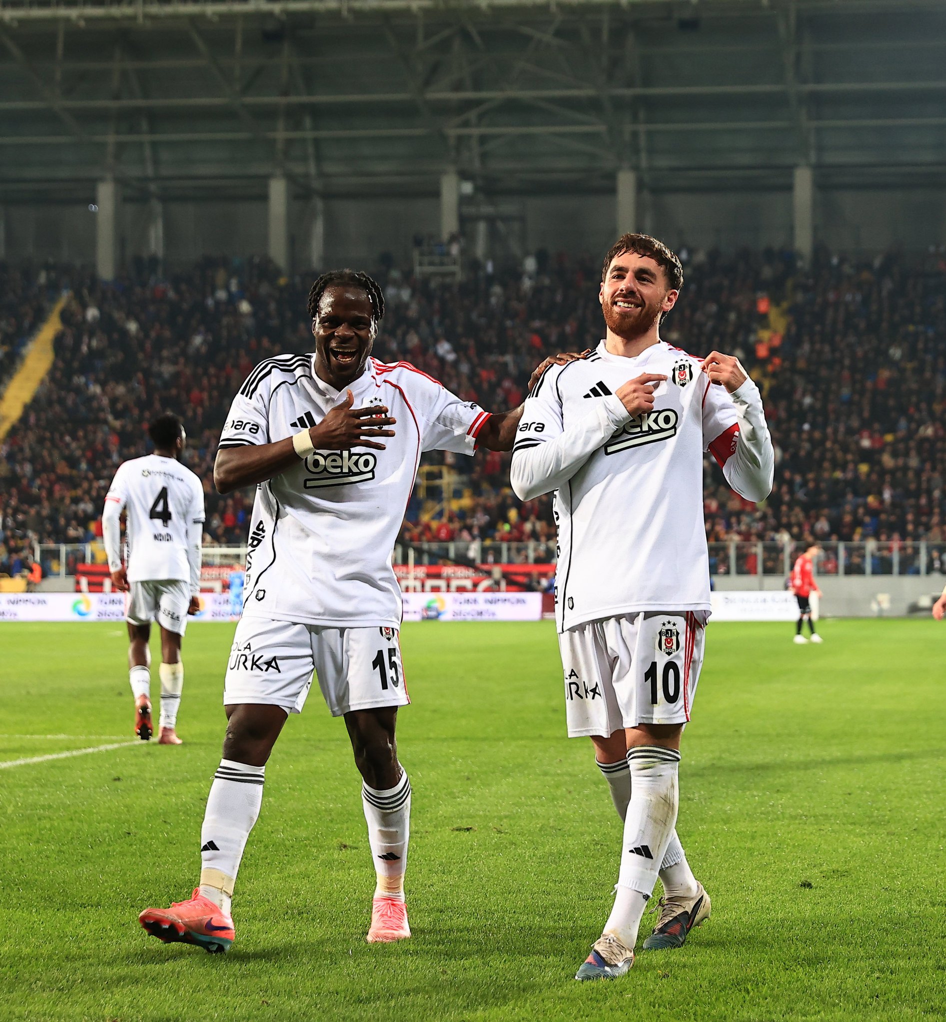 İki usta yazardan Fenerbahçe-Beşiktaş derbisi yorumları!