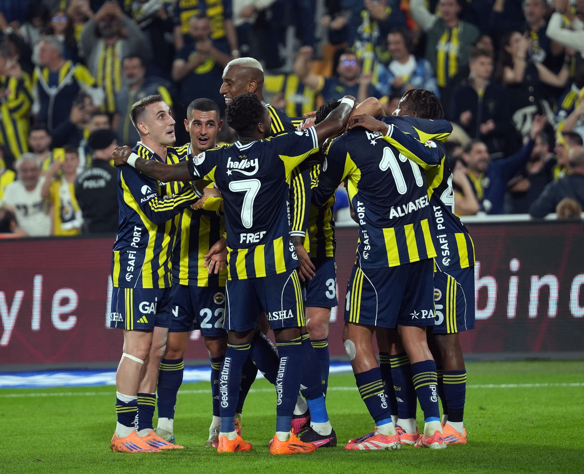 İki usta yazardan Fenerbahçe-Beşiktaş derbisi yorumları!