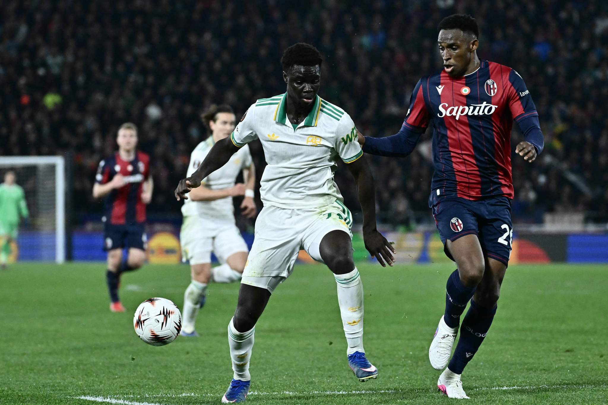 Fenerbahçe ve Galatasaray’dan bu kez stoper derbisi! Transferde flaş gelişme