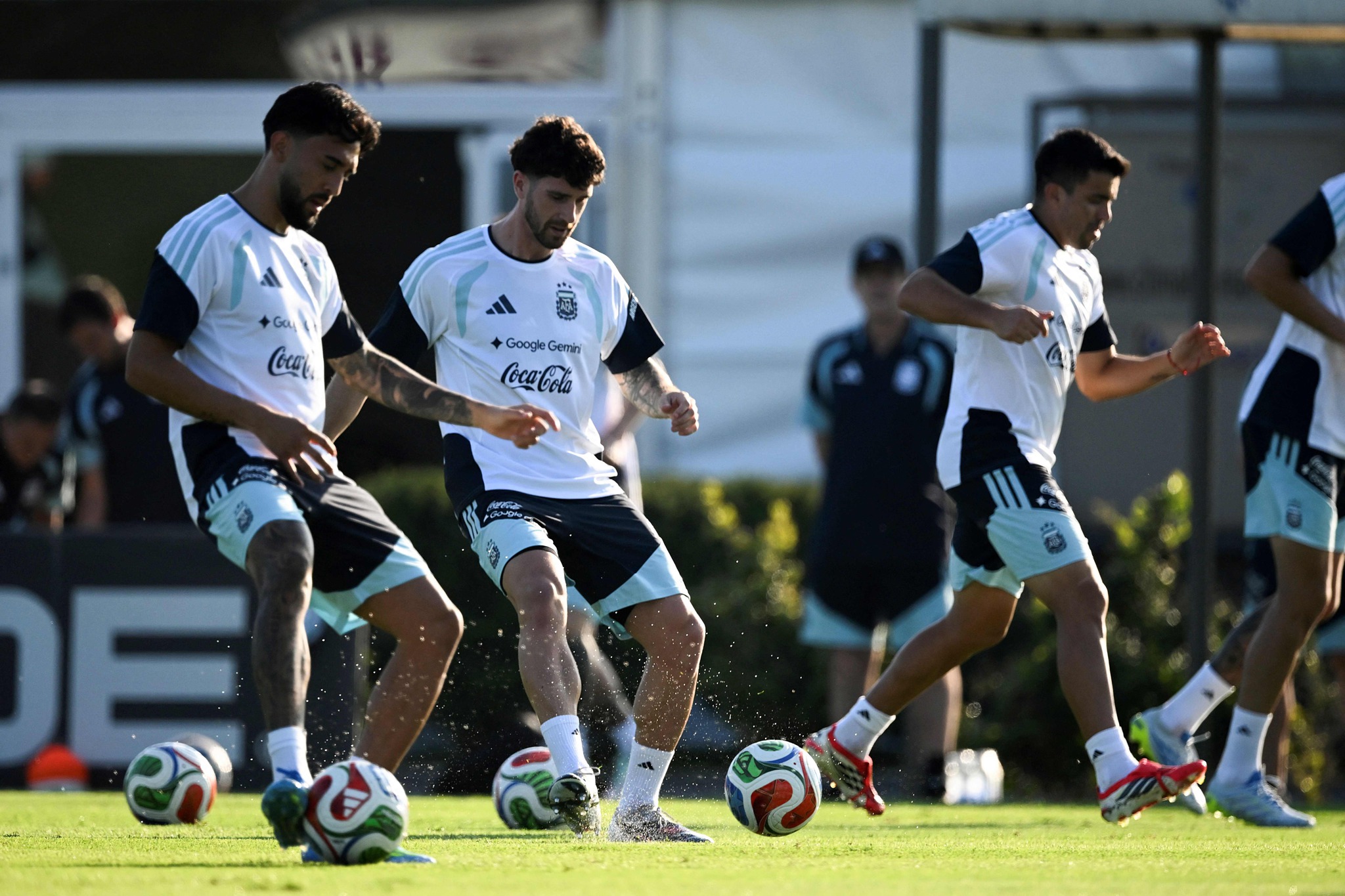 Fenerbahçe ve Beşiktaş’ın hedefindeki isme Avrupa’dan bir rakip daha