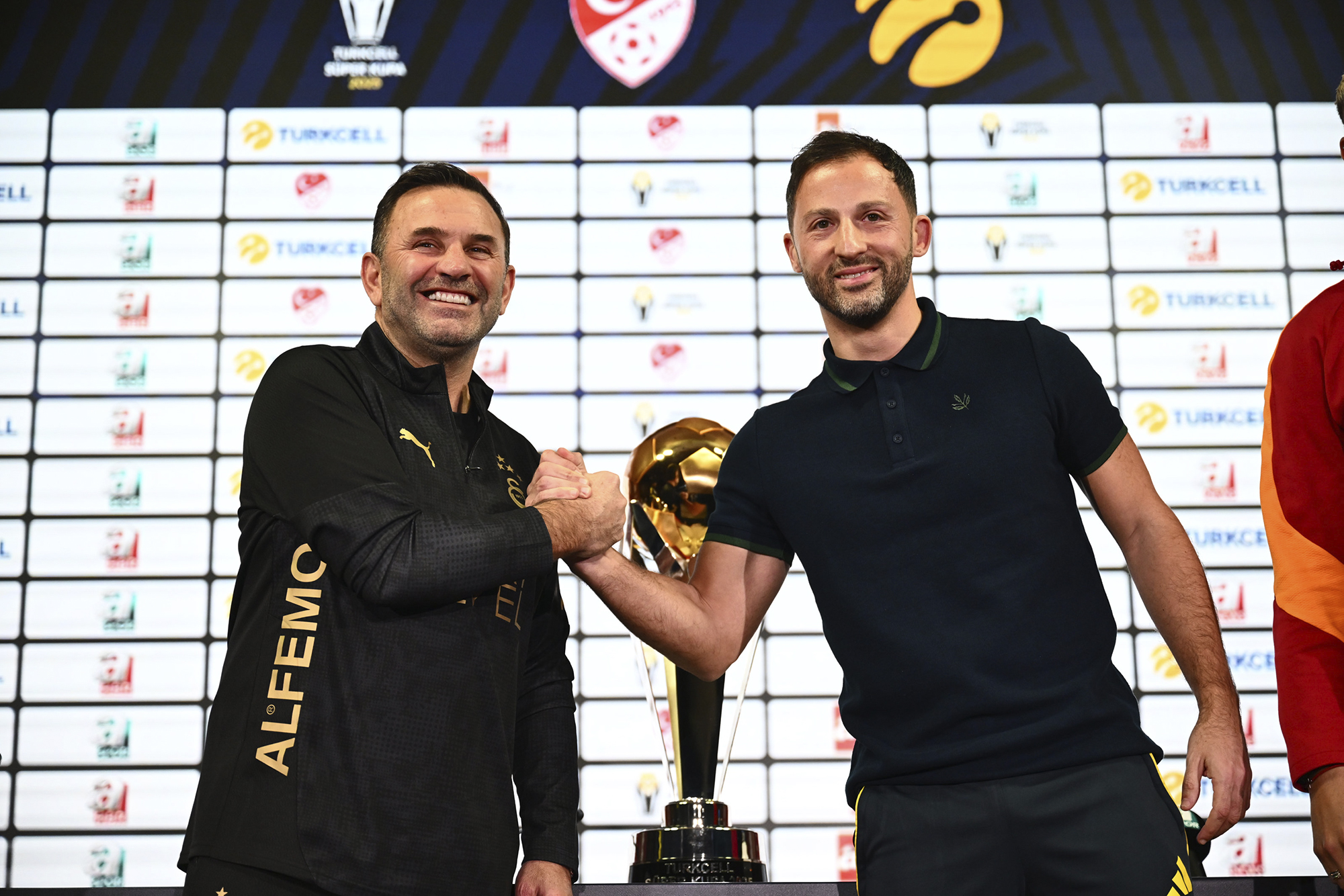 Fenerbahçe ve Galatasaray’ın transfer gündeminde olan isimden ayrılık açıklaması!