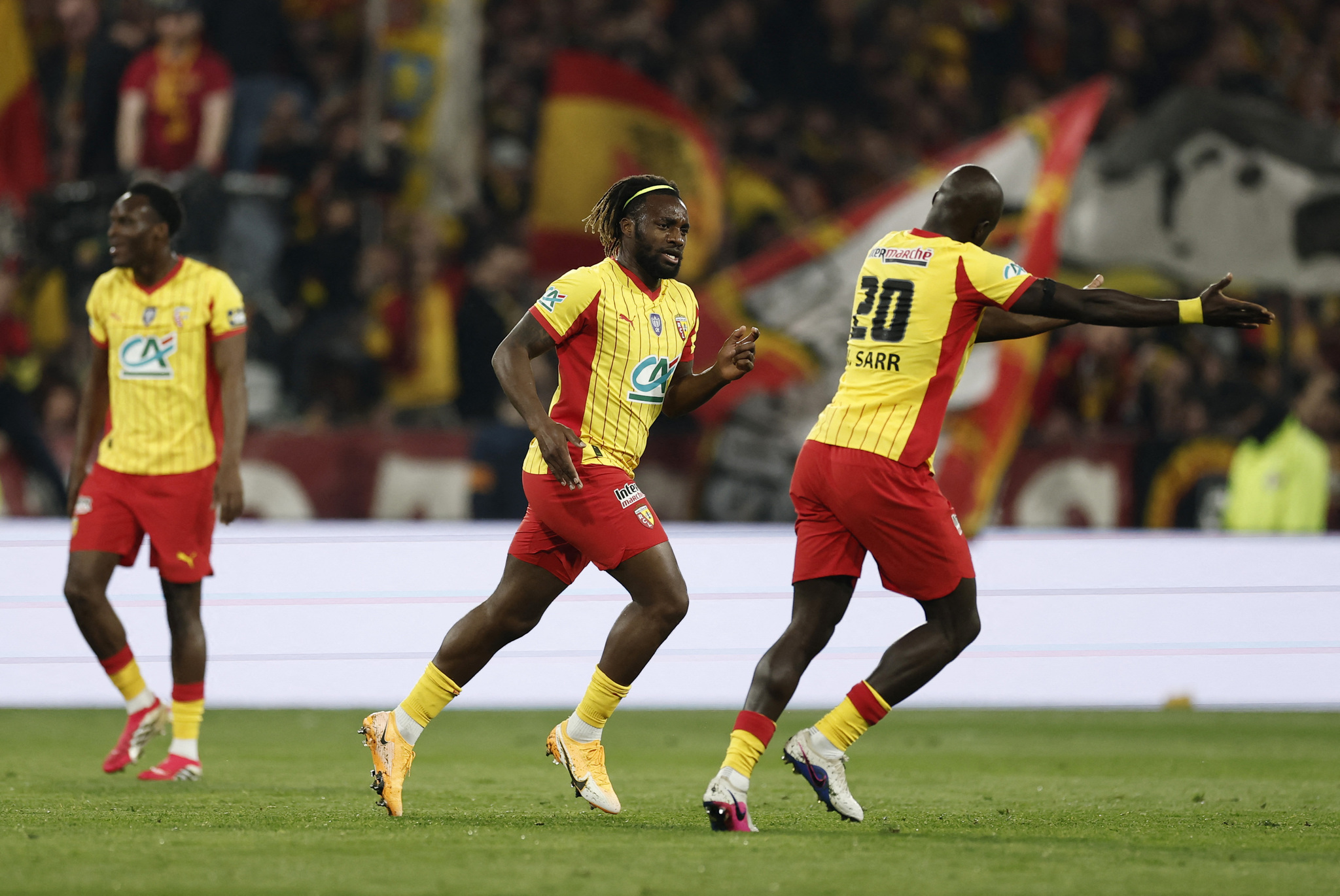 Fenerbahçe’den stoper bombası! Kanarya’nın eski aşkı alevlendi