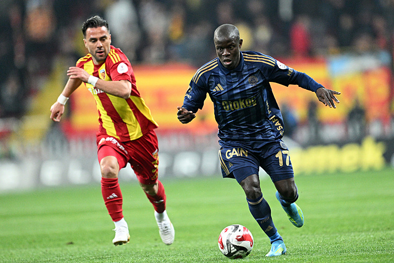 Süper Lig’de dev derbi heyecanı! İşte Galatasaray-Fenerbahçe maçında takip edilecek yıldızlar