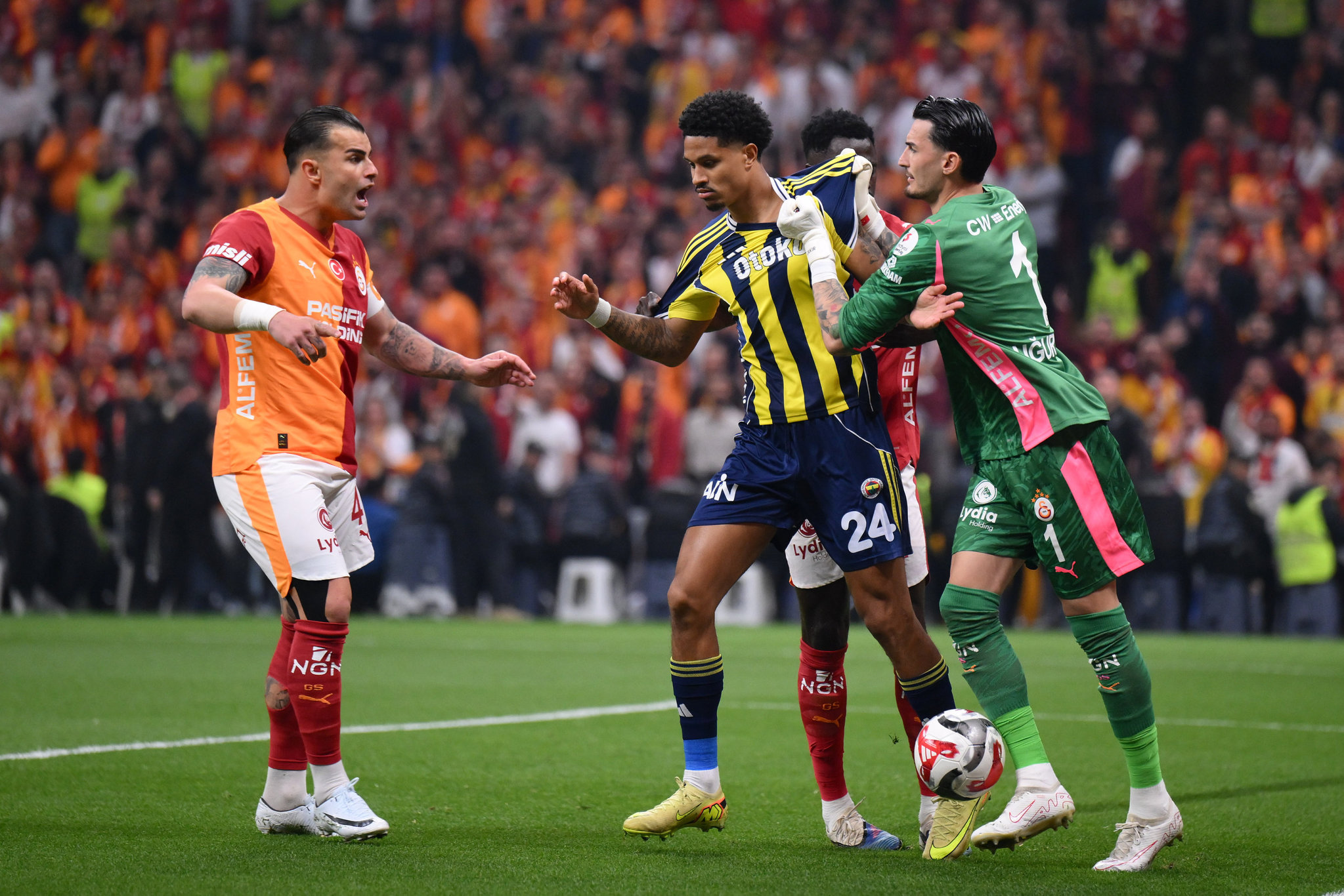 Fenerbahçeli yıldıza Roma kancası! Galatasaray derbisinde izlediler