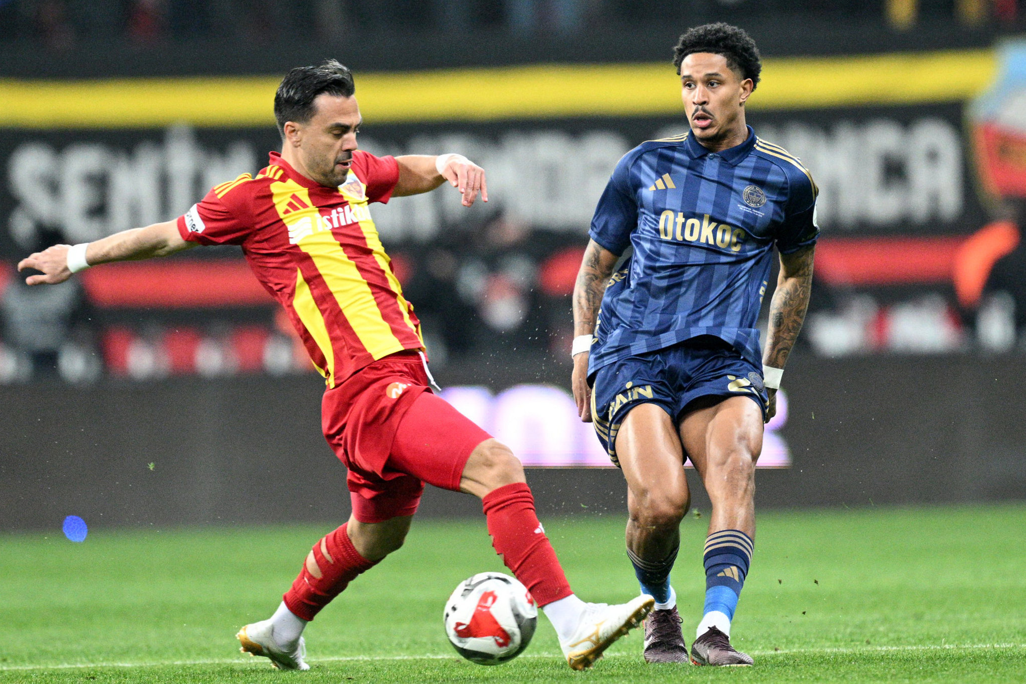 Fenerbahçeli yıldıza Roma kancası! Galatasaray derbisinde izlediler