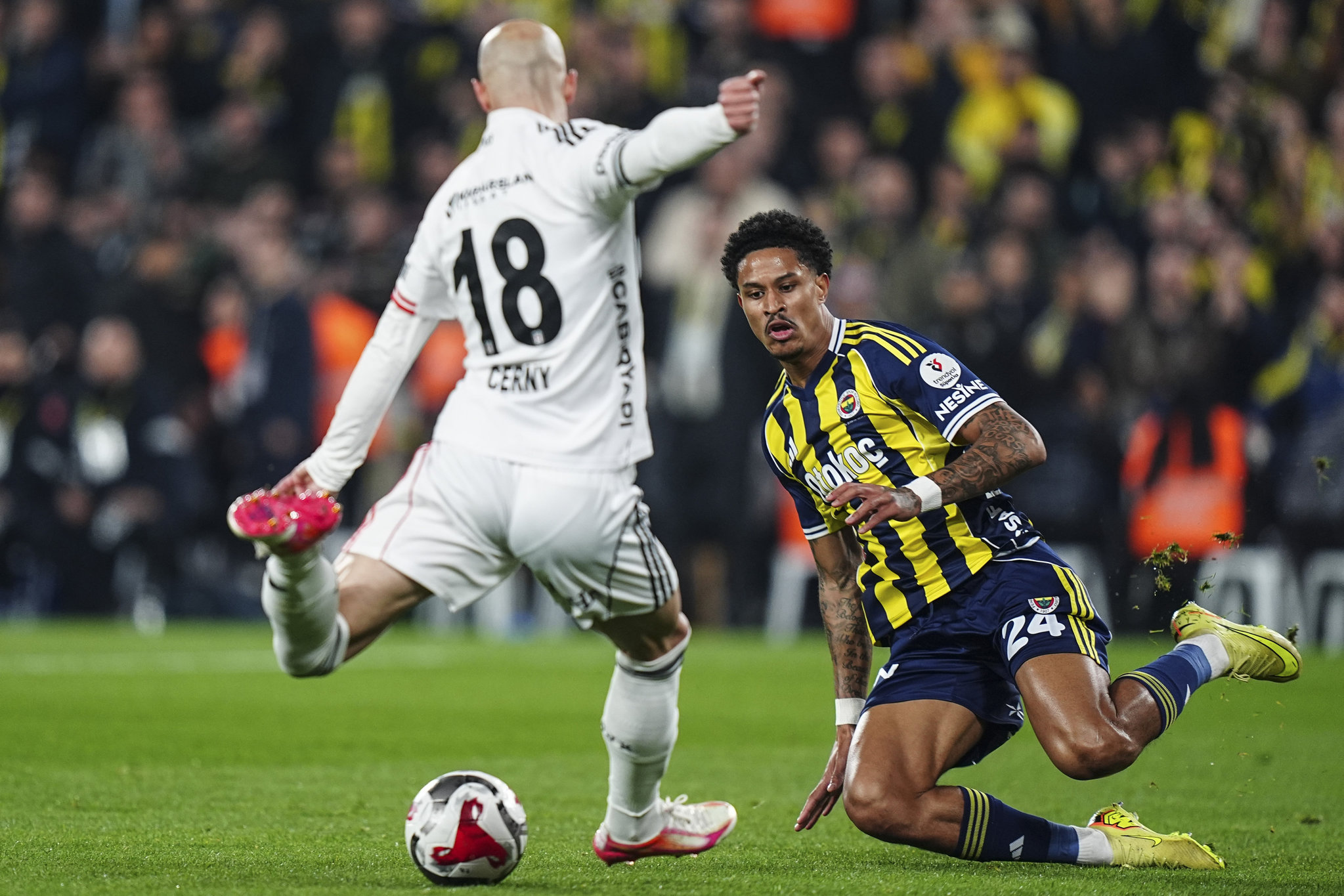 Fenerbahçeli yıldıza Roma kancası! Galatasaray derbisinde izlediler