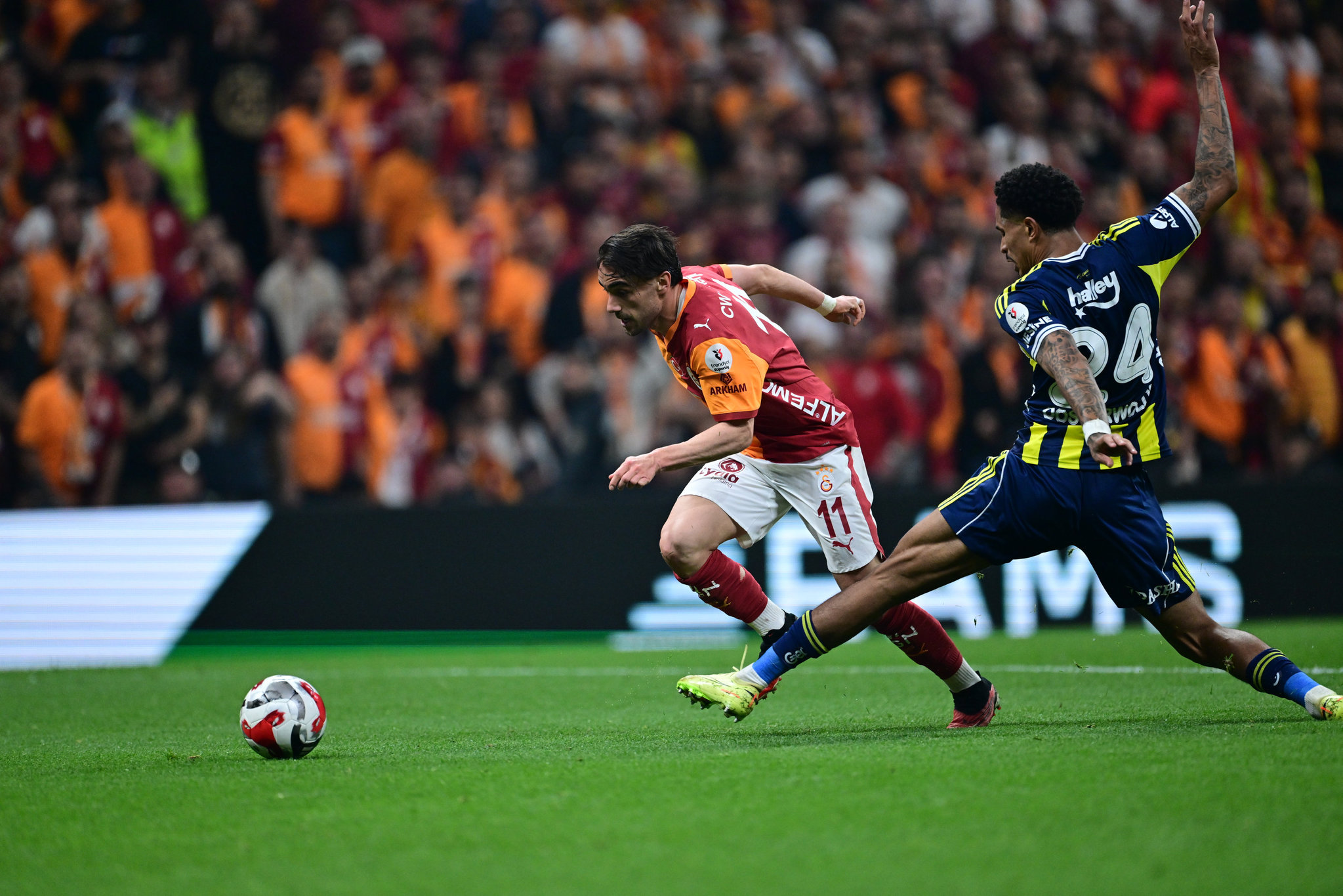 Fenerbahçeli yıldıza Roma kancası! Galatasaray derbisinde izlediler