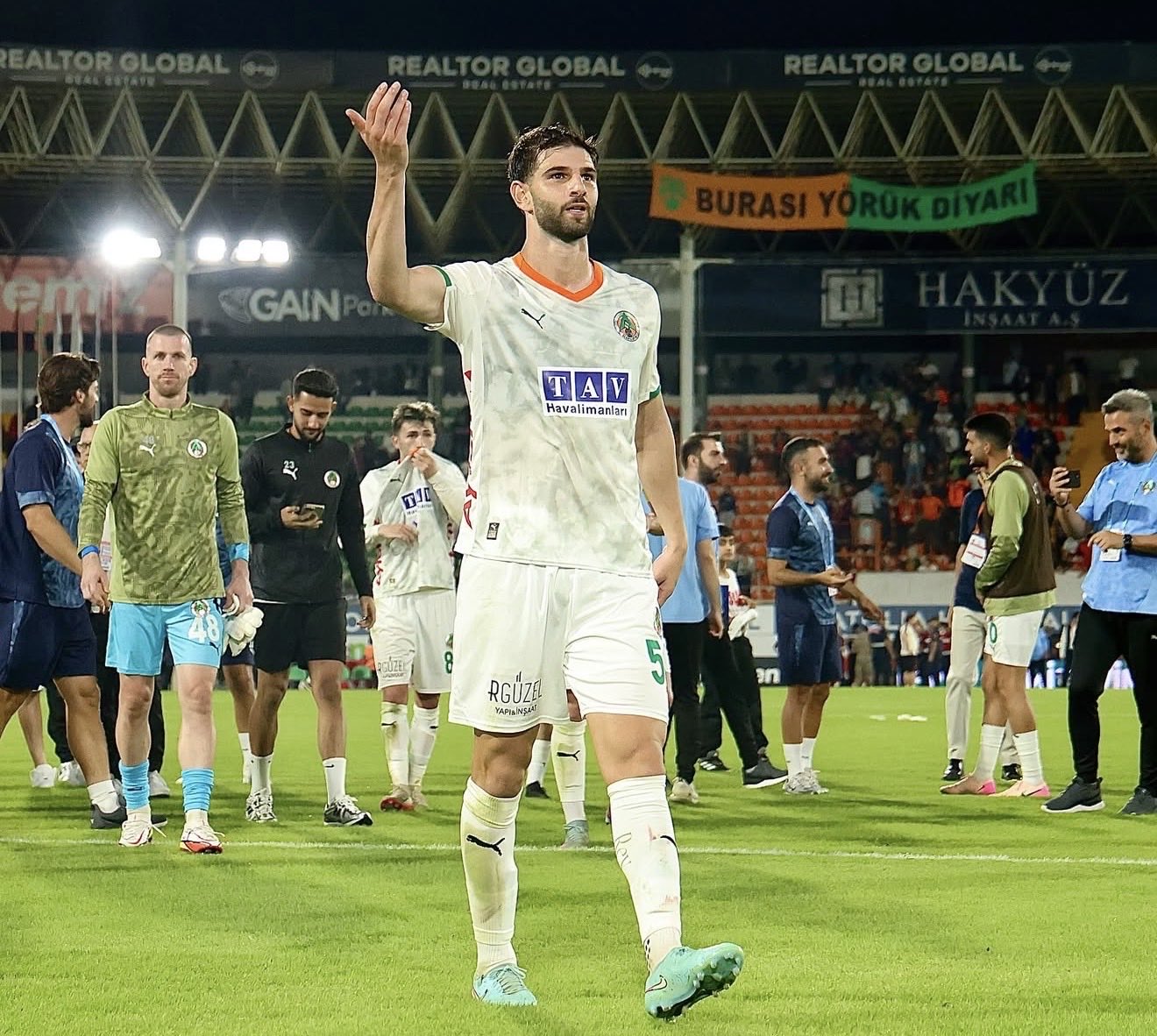 Galatasaray ve Trabzonspor arasında transfer rekabeti! Süper Lig’in yeni ekibinin oyuncusunu istiyorlar