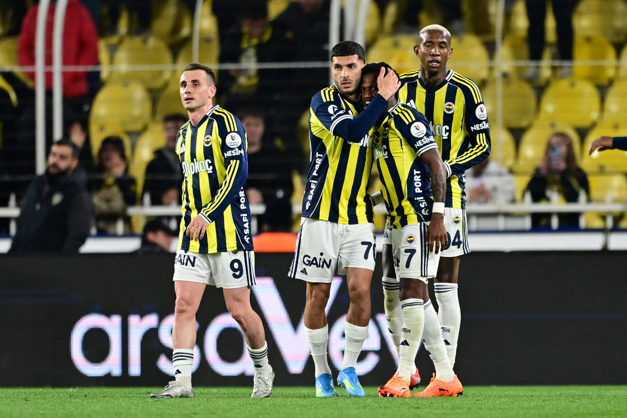 TRANSFER HABERİ: Fenerbahçeli yıldıza Alman ekibinden resmi teklif!