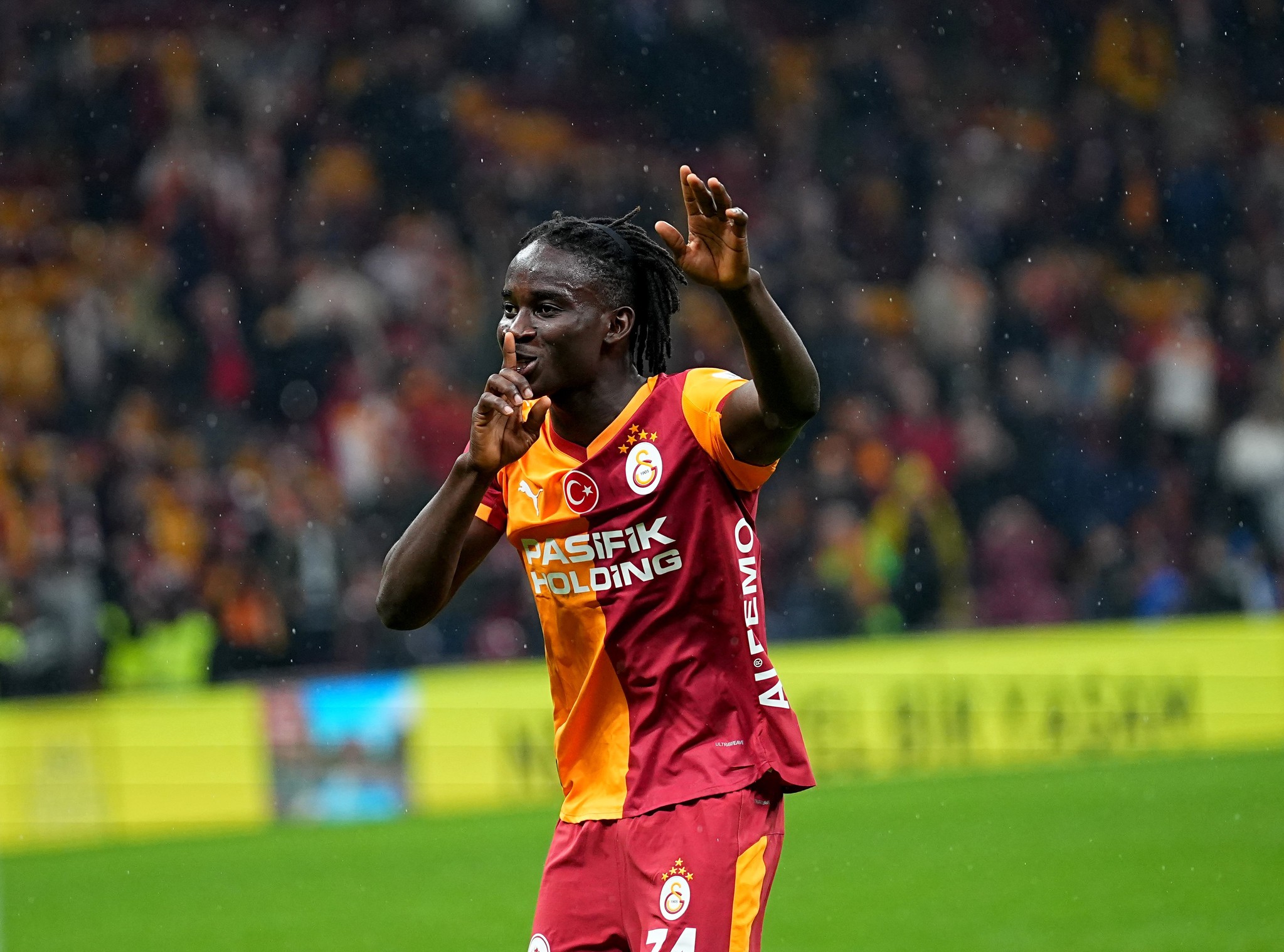 Galatasaray’dan transferde Renato Nhaga formülü! Genç orta saha listeye alındı
