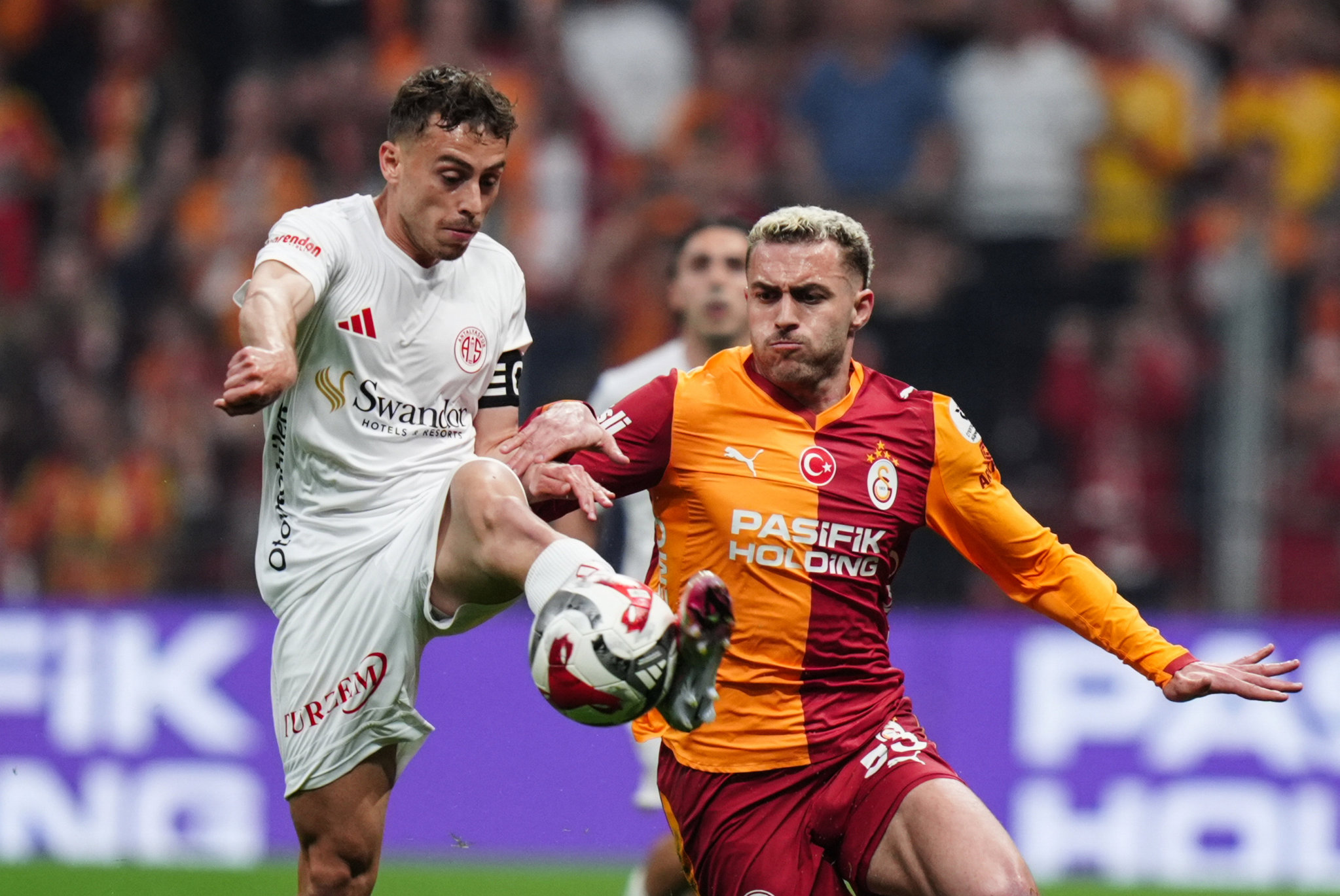 Fenerbahçe’nin eski yıldızı Galatasaray’a mı geliyor? Transferde günün bombası
