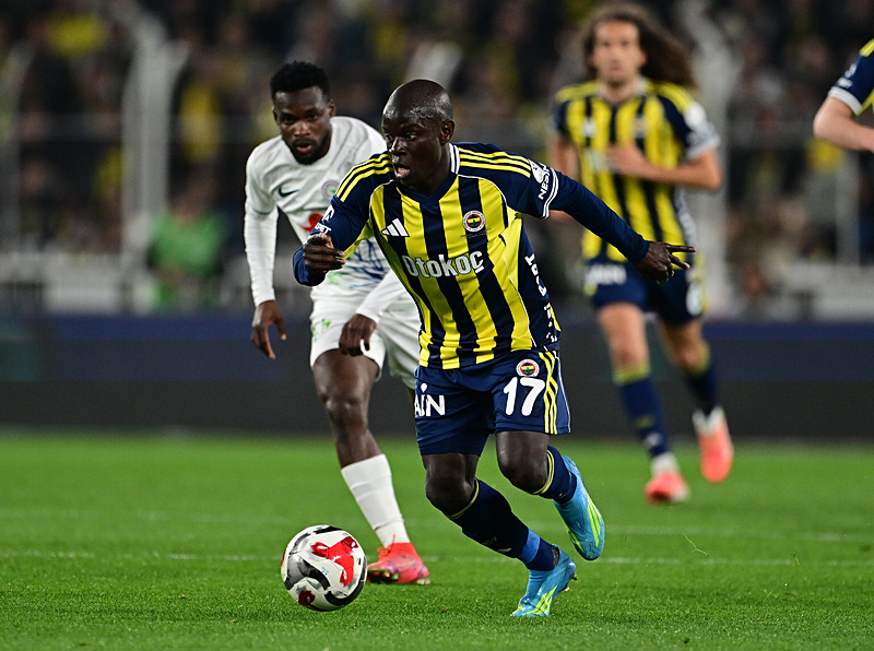 Aziz Yıldırım 12 futbolcunun biletini kesti! İşte Fenerbahçe’de ayrılacaklar listesi