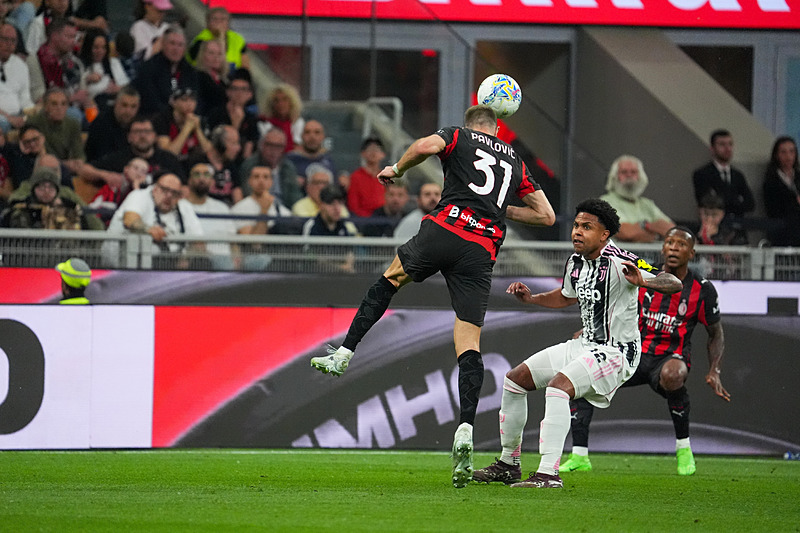 Fenerbahçe ve Galatasaray’dan stoper kapışması! Yıldız isim Milan’dan ayrılıyor