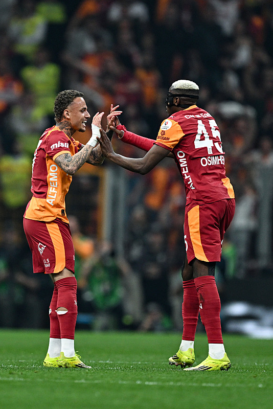 Victor Osimhen Galatasaray’dan ayrılacak mı? Canlı yayında açıkladı