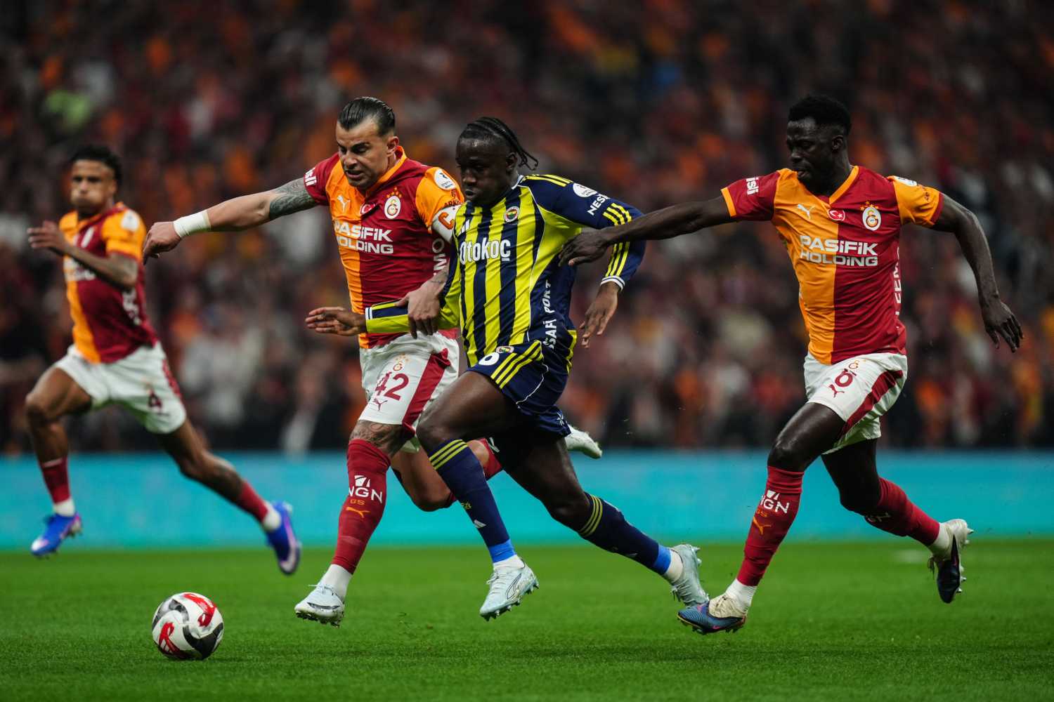 TRANSFER HABERİ: Fenerbahçe ve Galatasaray arasında dev yarış! Aynı yıldıza talip oldular