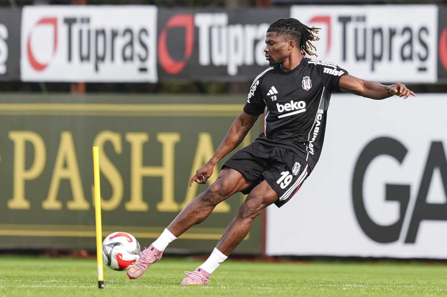 TRANSFER HABERİ: Beşiktaş’ın eski yıldızı Fenerbahçe’ye doğru! Anlaşma an meselesi