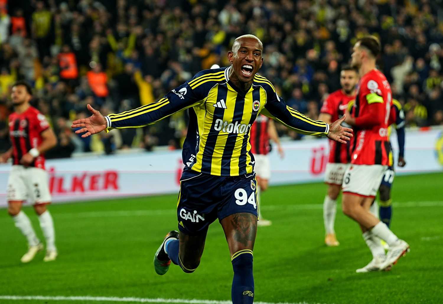 Fenerbahçe’de flaş ayrılık iddiası! Premier Lig’in yeni ekibi o yıldız için devrede