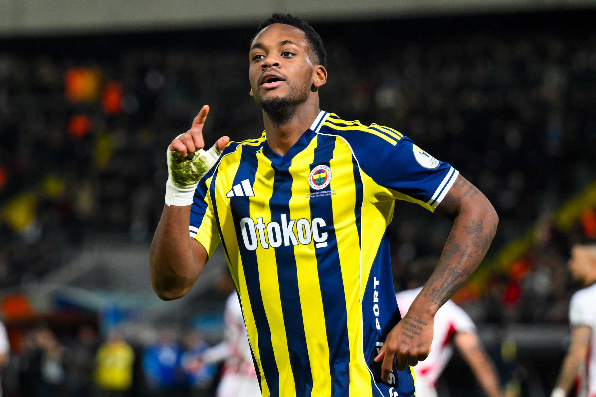TRANSFER HABERİ: Galatasaray’a Fenerbahçe’nin bir eski yıldızı daha geliyor! Jhon Duran’ın ardından...