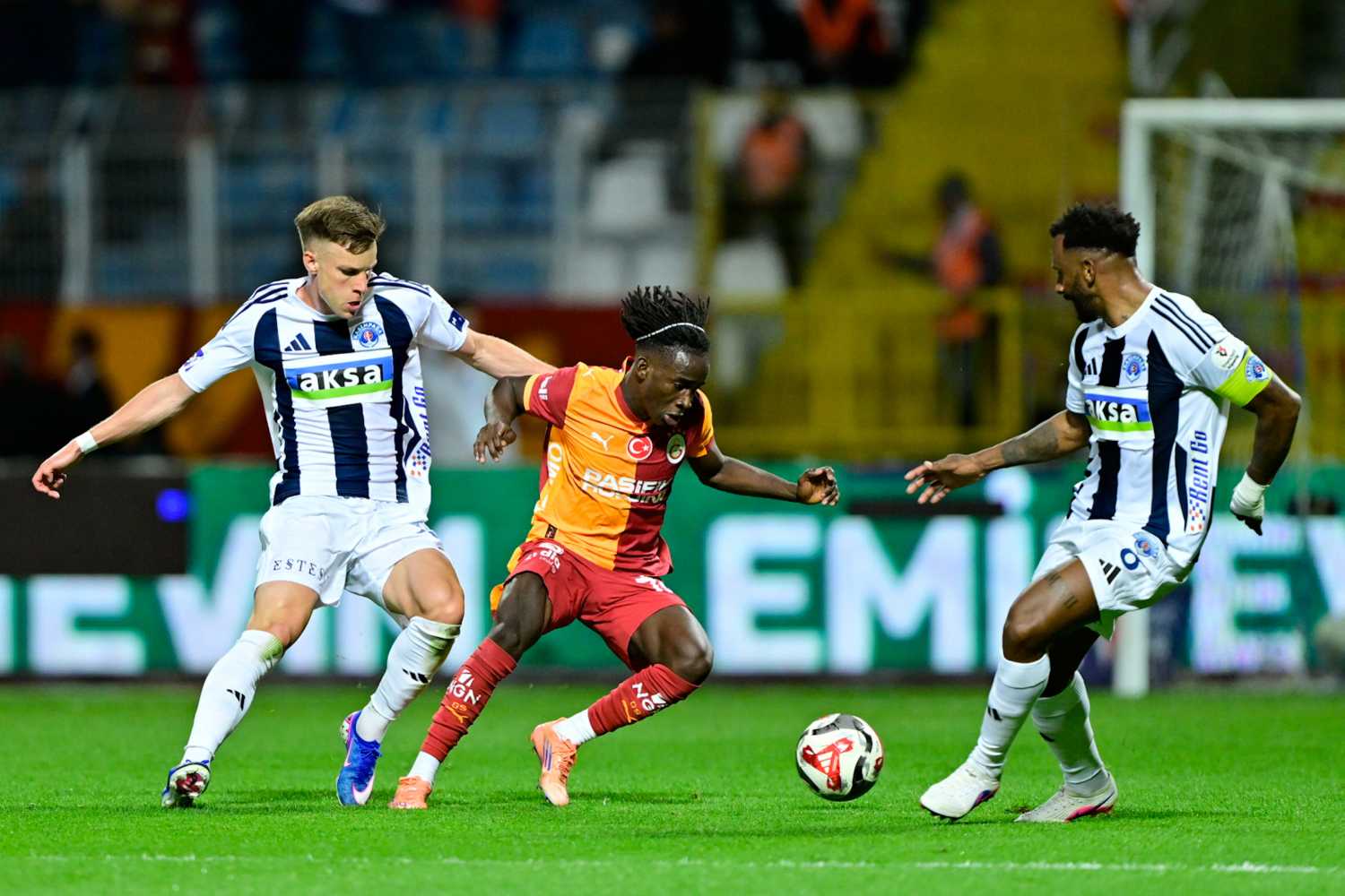 TRANSFER HABERİ: Transferde Nhaga sürprizi! Süper Lig’in yeni ekibine gidiyor