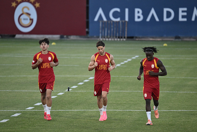 Galatasaray’dan Fenerbahçe’ye yılın transfer çalımı! Menajeriyle ön görüşme yapıldı