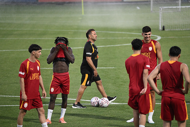 Galatasaray’dan Fenerbahçe’ye yılın transfer çalımı! Menajeriyle ön görüşme yapıldı