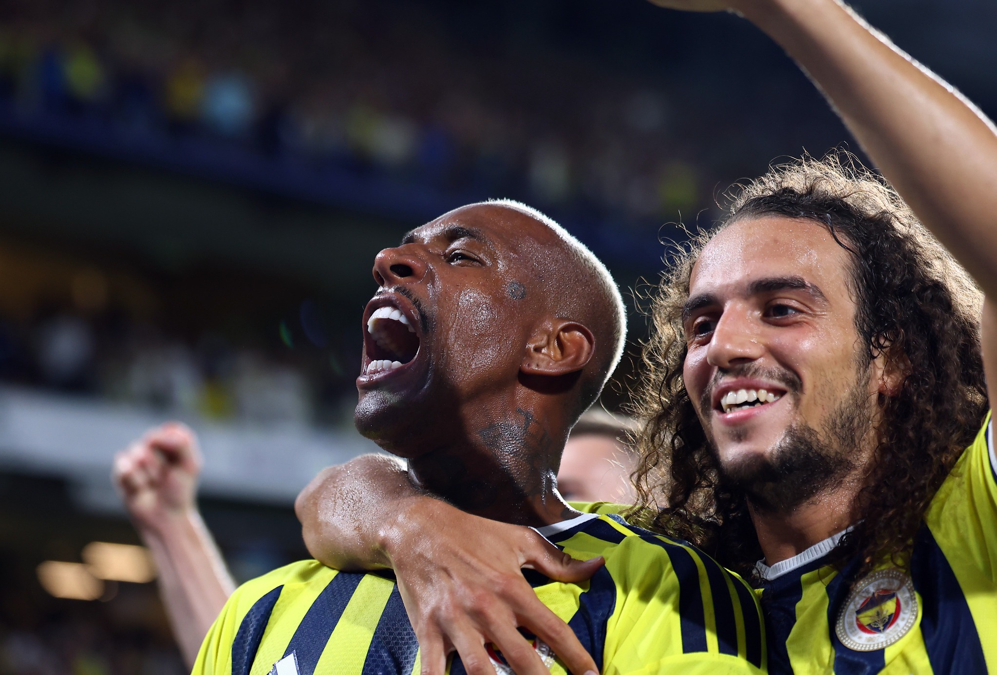 Fenerbahçe’den Galatasaray’a 60 milyon euro’luk çalım! Dev teklifi açıkladılar