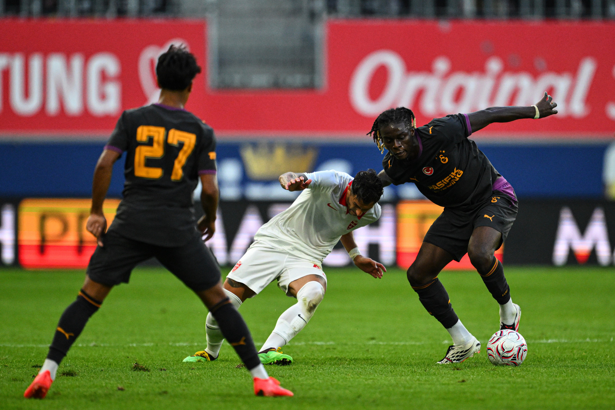 Galatasaray’ın yıldızı el yaktı! Avrupa devi transferden vazgeçti