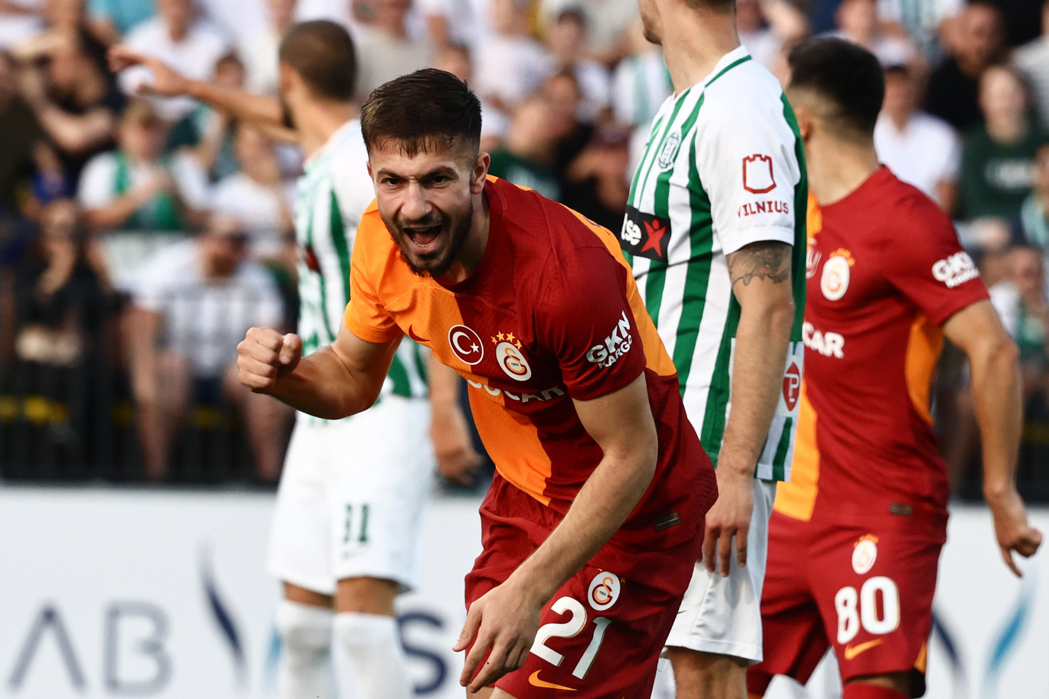 Galatasaraylı oyuncuya eski kulübü talip! Ayrılığa izin çıktı