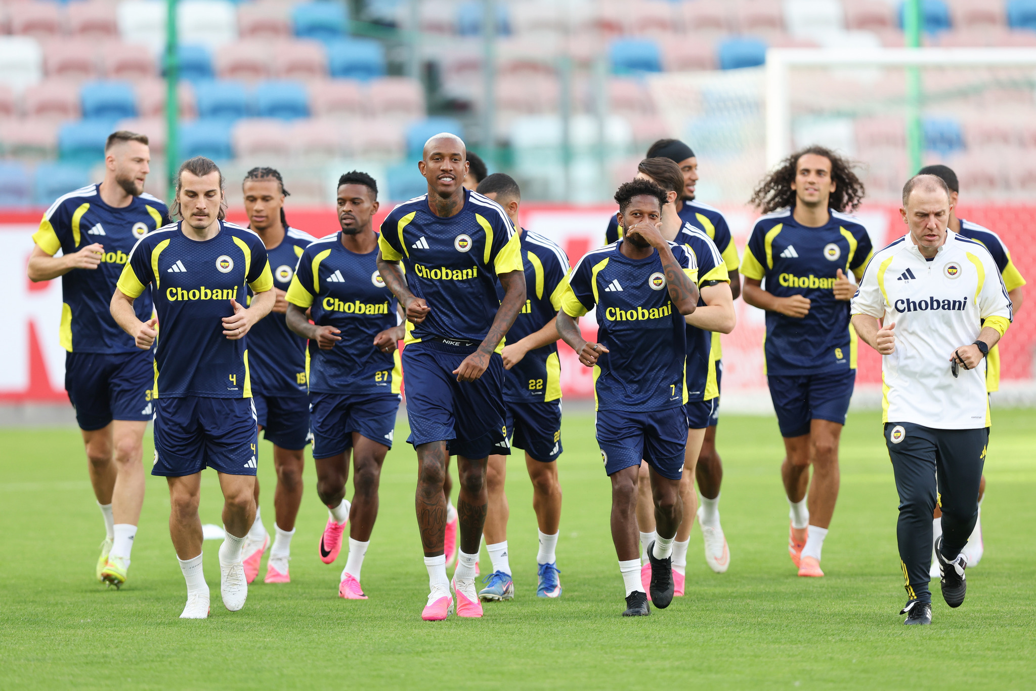 Yıldız stoperden Fenerbahçe’ye transfer cevabı! 2 katı maaş teklif edilmişti