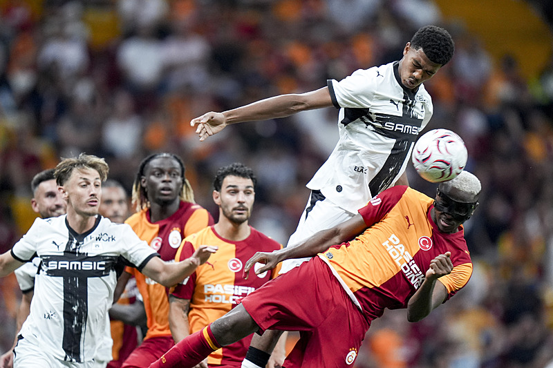 Galatasaray’dan genç stoper hamlesi! Maç öncesi görüşüldü
