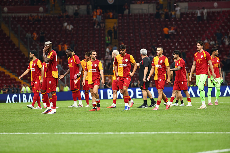 Galatasaray’dan genç stoper hamlesi! Maç öncesi görüşüldü