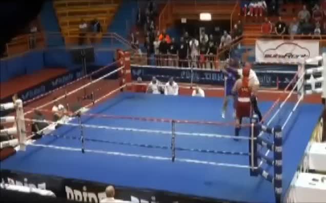 Yenilince hırsını hakemden çıkardı