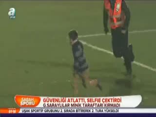Güvenliği atlattı, selfie çektirdi