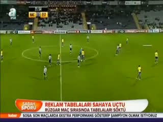 Reklam tabelaları sahaya uçtu