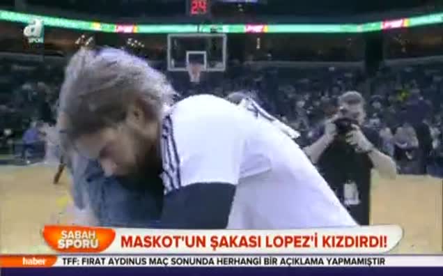 Maskot'un şakası Lopez'i kızdırdı!