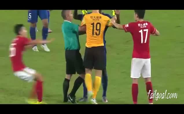 Demba Ba'dan ölümcül faul