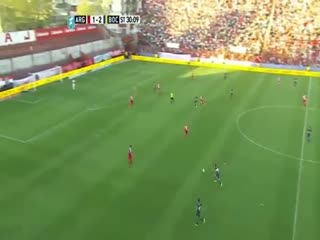 Tevez rakibinin ayağını böyle kırdı!