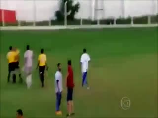 Hakem teknik direktöre silah çekti !