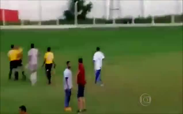 Hakem teknik direktöre silah çekti !
