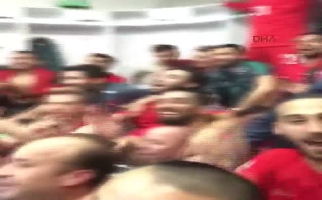 Millilerin soyunma odasındaki coşkusu