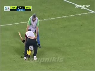 Sağlık ekibi futbolcuyu sakatladı