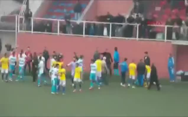 Amatör maçta kavga